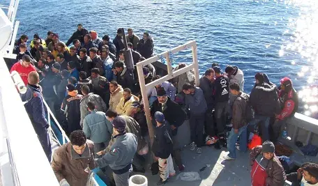 Boat_People_at_Sicily_in_the_Mediterranean_Sea_cropped.webp