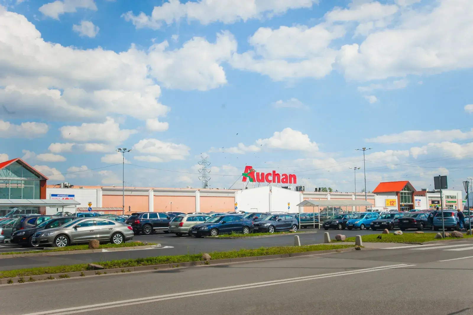 Wielka zmiana w galeriach Auchan. Węgrzy wchodzą do Polski z miliardem złotych