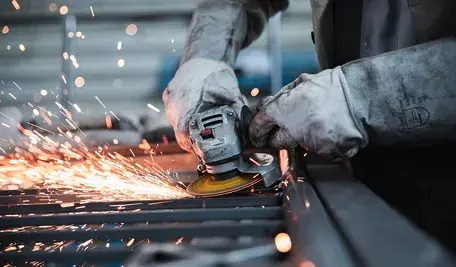 worker-5736096_1280.webp