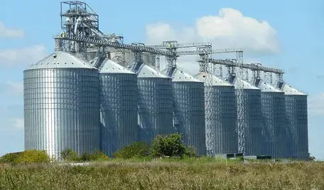 silos-1598168_1280.webp
