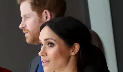 Książę Harry i jego żona Meghan Markle coraz bardziej cierpią z powodu tego, że odsunęli się od rodziny królewskiej. Zwłaszcza Harry ma z bólem oczekiwać Bożego Narodzenia w Kalifornii z dala od bliskich