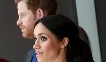 Książę Harry i jego żona Meghan Markle coraz bardziej cierpią z powodu tego, że odsunęli się od rodziny królewskiej. Zwłaszcza Harry ma z bólem oczekiwać Bożego Narodzenia w Kalifornii z dala od bliskich