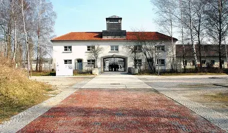 Dachau_KZ-Gedenkstätte_-_Haupttor.webp