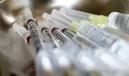 syringes-5057119_1280.webp