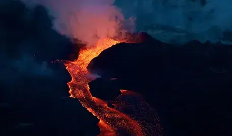 1620px-Kilauea_Fissure_8_cone_erupting_on_6-28-2018.webp