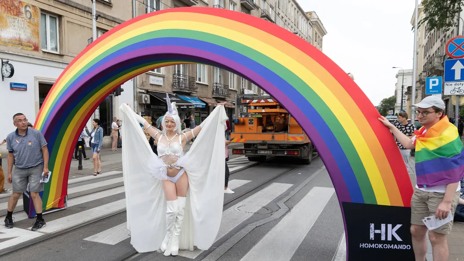 Partia Razem ramię w ramię z deweloperami! Wiemy, które korporacje wspierają warszawski marsz LGBT