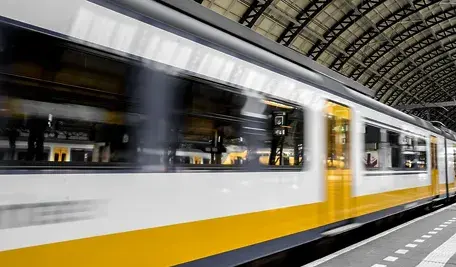 train-3714601_1280.webp