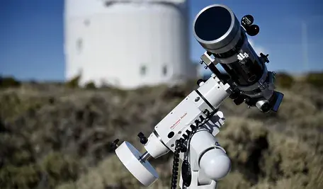 telescope-4806386_1280.webp