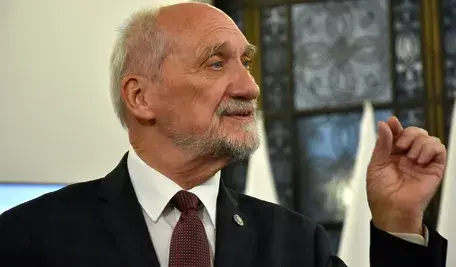 _MIL6944_Macierewicz ok.webp