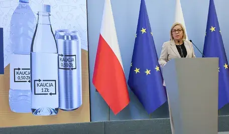 Od dziś, 1 października, w Polsce formalnie zaczyna obowiązywać system kaucyjny. Oznacza to, że do ceny napojów w wybranych butelkach i puszkach doliczana będzie kaucja, którą konsumenci odzyskają po zwrocie opakowania. Rozwiązanie ma przede wszystkim zwiększyć poziom recyklingu i zbliżyć Polskę do realizacji unijnych wymogów w zakresie gospodarki odpadami.