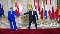 Premier Donald Tusk w tym samym czasie przebywa w Kopenhadze, gdzie Dania – jako kraj sprawujący rotacyjną prezydencję w UE – organizuje tradycyjny szczyt. Warto przypomnieć, że gdy to Polska miała w rękach prezydencję, Tusk nie zdecydował się na zorganizowanie podobnego spotkania. Wielu komentatorów wskazuje, że właśnie takie zaniedbania mogą dziś odbijać się Polsce czkawką – bo brak inicjatywy w kluczowych momentach sprawił, że Warszawa nie zbudowała trwałych sojuszy, które teraz mogłyby wesprzeć nas w sprawie Mercosuru.