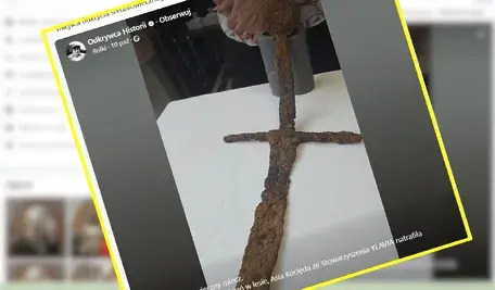 Późnośredniowieczny miecz krzyżacki znaleziony w lesie pod Iławą, pokazany na stole podczas prezentacji w muzeum; zabytek odkryła Joanna Kocięda ze stowarzyszenia YLAVIA – wyjątkowe odkrycie archeologiczne z października 2025 roku