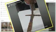 Późnośredniowieczny miecz krzyżacki znaleziony w lesie pod Iławą, pokazany na stole podczas prezentacji w muzeum; zabytek odkryła Joanna Kocięda ze stowarzyszenia YLAVIA – wyjątkowe odkrycie archeologiczne z października 2025 roku
