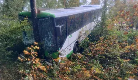 „Wypadek autobusu PKS pod Puckiem – pojazd z uczniami wjechał do rowu po zderzeniu z ciężarówką między Leśniewem a Darzlubiem. Na miejscu straż pożarna i ratownicy.”