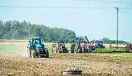 Traktory podczas prac polowych. Rolnicy muszą wspomagać się pożyczkami, by związać koniec z końcem