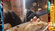 Poseł Platformy Obywatelskiej Krzysztof Brejza uśmiecha się, trzymając w dłoni kebab, zdjęcie opublikowane w mediach społecznościowych.