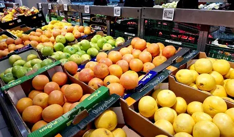 Polacy coraz częściej kupują żywność bez pestycydów – rośnie popularność lokalnych, świeżych i naturalnych produktów spożywczych w Polsce.