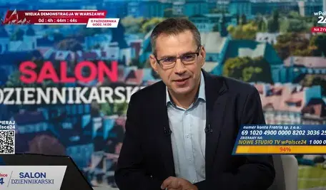 Redaktor prowadzący program „Salon Dziennikarski”, Jacek Karnowski  w studiu telewizji wPolsce24