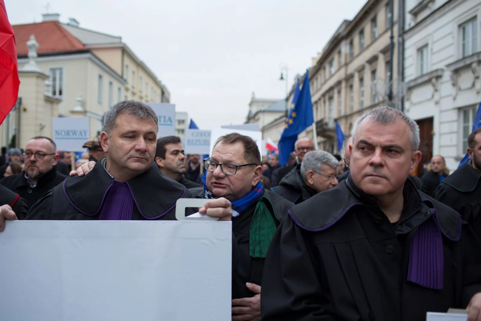 Bezczelność bez granic. Adwokaci płaczą nad losem „represjonowanych” sędziów, którzy chcą od państwa miliony
