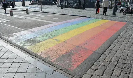 Tęczowe przejście dla pieszych namalowane na ulicy w miejskiej przestrzeni. Zgodnie z decyzją gubernatora Teksasu Grega Abbotta takie przejścia mają zostać usunięte w ramach zakazu umieszczania „politycznych ideologii” na publicznych drogach.