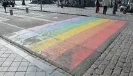 Tęczowe przejście dla pieszych namalowane na ulicy w miejskiej przestrzeni. Zgodnie z decyzją gubernatora Teksasu Grega Abbotta takie przejścia mają zostać usunięte w ramach zakazu umieszczania „politycznych ideologii” na publicznych drogach.