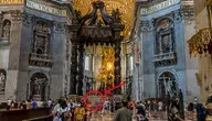 Bazylika Świętego Piotra w Watykanie – miejsce incydentu przy Ołtarzu Konfesji, gdzie służby zatrzymały mężczyznę po obscenicznym zachowaniu. Wierni i turyści obecni podczas zajścia.