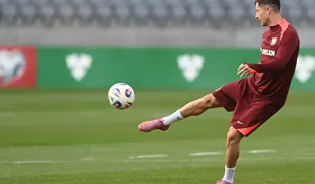Robert Lewandowski opuszcza FC Barcelonę po sezonie; media spekulują o jego możliwym transferze do AC Milan, podczas gdy Barcelona szuka następcy w osobie Juliana Alvareza.