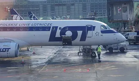 Samolot Polskich Linii Lotniczych LOT stojący na płycie lotniska.