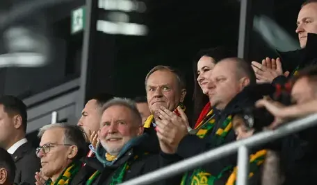 Donald Tusk na meczu Litwa–Polska – reakcja kibiców i ironiczny komentarz premiera w sieci