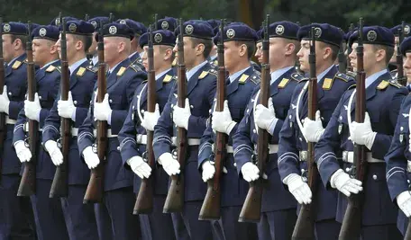 Żołnierze Bundeswehry podczas uroczystej defilady w Niemczech. Nowe zasady poboru do wojska mają zwiększyć liczebność armii i poprawić bezpieczeństwo kraju.