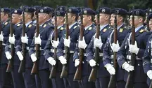 Żołnierze Bundeswehry podczas uroczystej defilady w Niemczech. Nowe zasady poboru do wojska mają zwiększyć liczebność armii i poprawić bezpieczeństwo kraju.