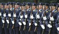 Żołnierze Bundeswehry podczas uroczystej defilady w Niemczech. Nowe zasady poboru do wojska mają zwiększyć liczebność armii i poprawić bezpieczeństwo kraju.