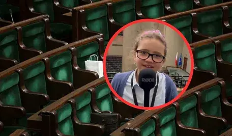Sala obrad Sejmu Rzeczypospolitej Polskiej z naniesionym wizerunkiem 12-letniej Sary Małeckiej-Trzaskoś, znanej jako najmłodsza sejmowa reporterka.