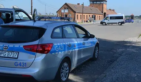 Policjanci przed Bramą Śmierci w byłym obozie Auschwitz–Birkenau – miejsce, gdzie zatrzymano dwóch turystów wykonujących gesty hitlerowskiego pozdrowienia.