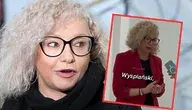 Katarzyna Kotula, posłanka Lewicy, podczas wystąpienia medialnego. Ubrana formalnie, z poważnym wyrazem twarzy.