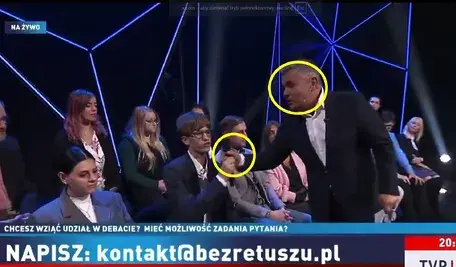 Propagandysta TVP Marek Czyż wyrywa mikrofon zadającemu niewygodne pytanie