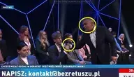 Propagandysta TVP Marek Czyż wyrywa mikrofon zadającemu niewygodne pytanie