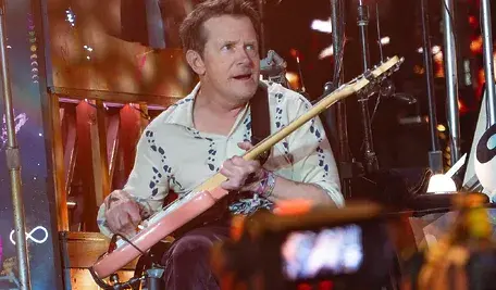 Michael J. Fox, znany z roli Martiego McFly’a w „Powrocie do przyszłości”, na festiwalu Glastonbury. Aktor od 35 lat zmaga się z chorobą Parkinsona i otwarcie mówi o swoim życiu z tą chorobą.