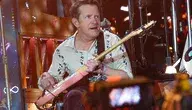 Michael J. Fox, znany z roli Martiego McFly’a w „Powrocie do przyszłości”, na festiwalu Glastonbury. Aktor od 35 lat zmaga się z chorobą Parkinsona i otwarcie mówi o swoim życiu z tą chorobą.