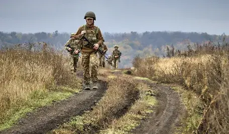 Ukraińscy żołnierze z 13. Brygady „Chartia” biorą udział w marszu na dystansie 5 km w ramach treningu przed wysłaniem na linię frontu w obwodzie charkowskim na Ukrainie, 11 października 2025 r., w trakcie rosyjskiej inwazji. „Chartia” to brygada bojowa Gwardii Narodowej Ukrainy, utworzona w 2022 roku.