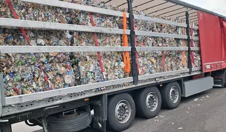 Ciężarówka wypełniona nielegalnym transportem odpadów. Zamiast deklarowanego papieru i tektury, funkcjonariusze wykryli plastikowe nakrętki, worki foliowe i tekstylia