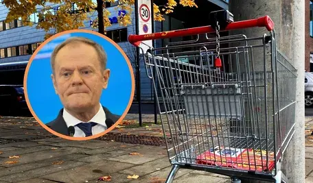 Donald Tusk na tle wózka sklepowego – przedstawienie planowanych zmian podatkowych i możliwego wzrostu cen w sklepach.