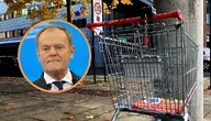 Donald Tusk na tle wózka sklepowego – przedstawienie planowanych zmian podatkowych i możliwego wzrostu cen w sklepach.