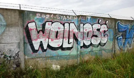 Mural z napisem „Wolność” stworzony przez Polaków mieszkających na Białorusi. Symbol wsparcia dla więźniów politycznych.