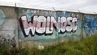Mural z napisem „Wolność” stworzony przez Polaków mieszkających na Białorusi. Symbol wsparcia dla więźniów politycznych.