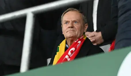 Donald Tusk podczas konferencji prasowej w drugą rocznicę wyborów parlamentarnych, gdy OGB Pro opublikowało sondaż pokazujący spadek poparcia dla większości partii