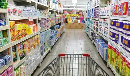 Wnętrze sklepu spożywczego – półki pełne produktów, które w ostatnim czasie znacząco podrożały