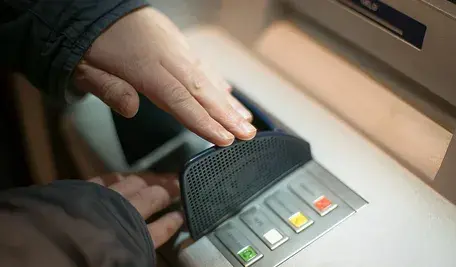 Policjanci w Finlandii zabezpieczają miejsce po eksplozji bankomatu w Vaali, gdzie zatrzymano trzech Polaków podejrzanych o napady na bankomaty. Fot. fińska policja.”
