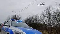 Policyjny radiowóz i helikopter podczas akcji poszukiwawczej w Małopolsce – działania policji po odkryciu trzech ciał w miejscowości Barcice Górne.