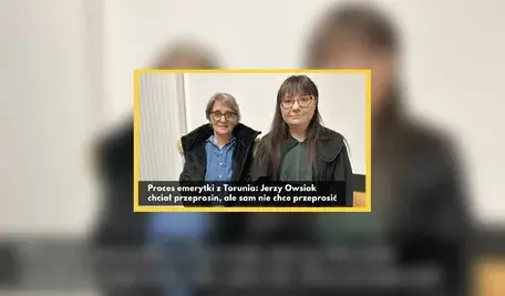 66-letnia emerytka i jej prawniczka podczas rozprawy w Sądzie Rejonowym w Toruniu w sprawie z powództwa Jerzego Owsiaka